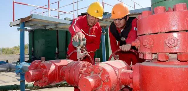 工廠的工人告訴你，應(yīng)該怎么安裝閥門（1）