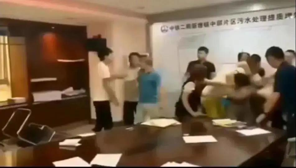 中鐵二局閥門投標(biāo)現(xiàn)場(chǎng)，報(bào)最低價(jià)者被“群揍”…咋回事？-