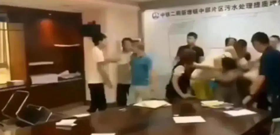 中鐵二局閥門投標(biāo)現(xiàn)場(chǎng)，報(bào)最低價(jià)者被“群揍”…咋回事？