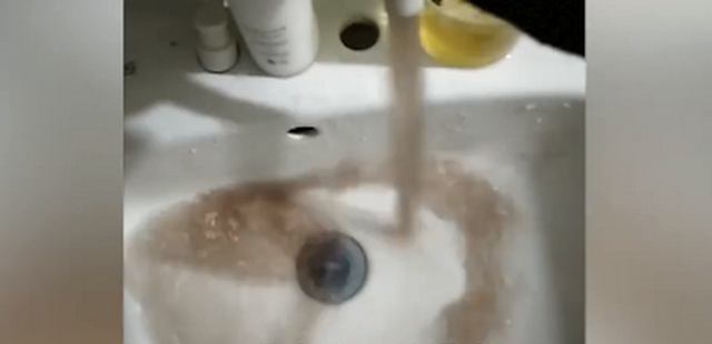 河南居民家自來水渾如咖啡，相關部門回應：主管道水質安全可正常飲用